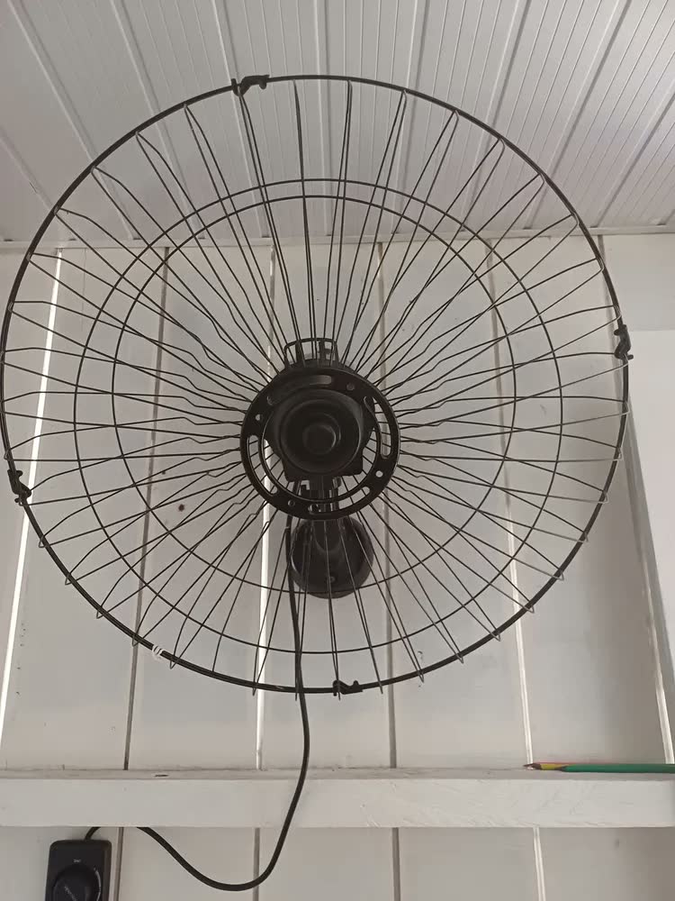 foto de Ventilador de parede Ventisol Comercial preto 200w com 3 pás de plástico 60 cm de diâmetro