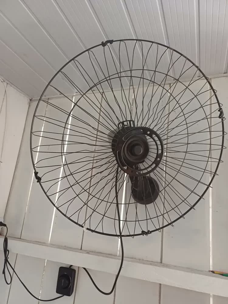 foto de Ventilador de parede Ventisol Comercial preto 200w com 3 pás de plástico 60 cm de diâmetro