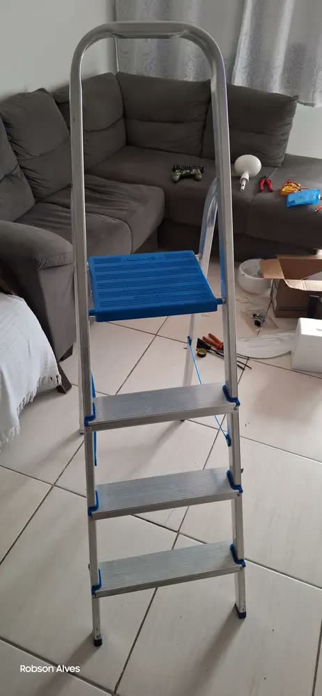 foto de Escada Alumasa 4 Degraus Dobrável 85.3cm Alumínio Prata Azul Doméstica
