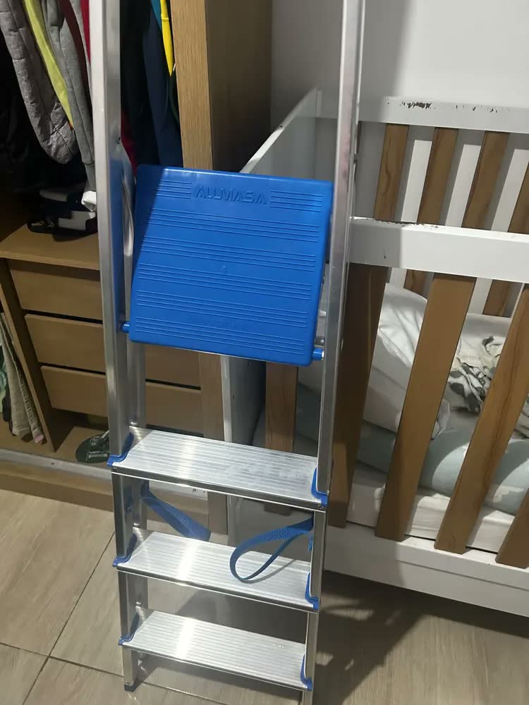 foto de Escada Alumasa 4 Degraus Dobrável 85.3cm Alumínio Prata Azul Doméstica