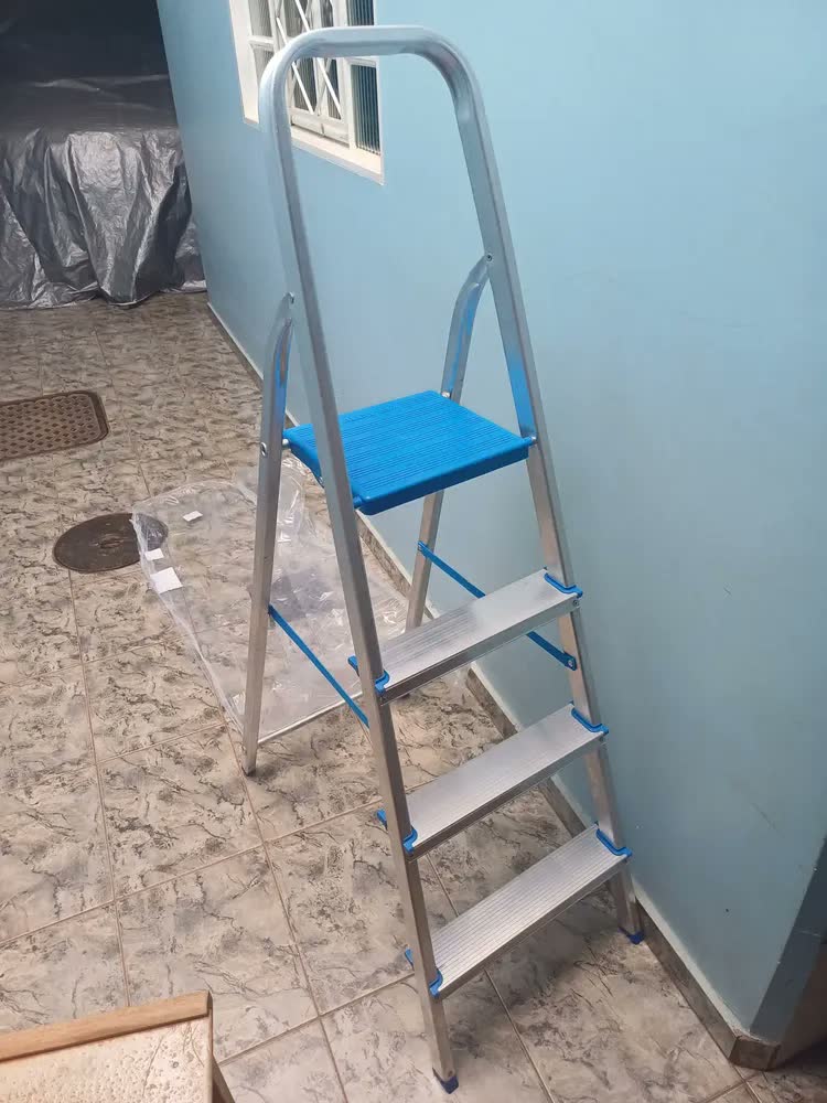 foto de Escada Alumasa 4 Degraus Dobrável 85.3cm Alumínio Prata Azul Doméstica