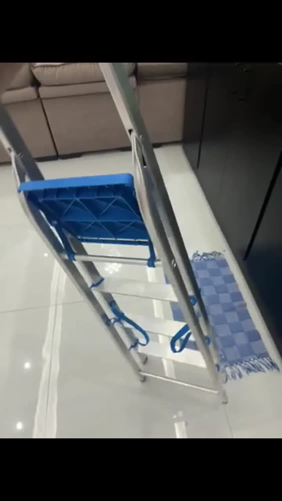 foto de Escada Alumasa 4 Degraus Dobrável 85.3cm Alumínio Prata Azul Doméstica