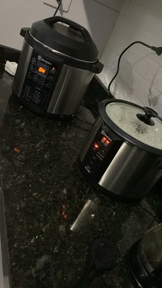 foto de Panela Elétrica Electrolux Vapor Arroz 1,8L 10 xícaras Capacidade 4 funções pré-programadas Timer Panela Removível Antiaderente Tampa Vidro ECC20 inox