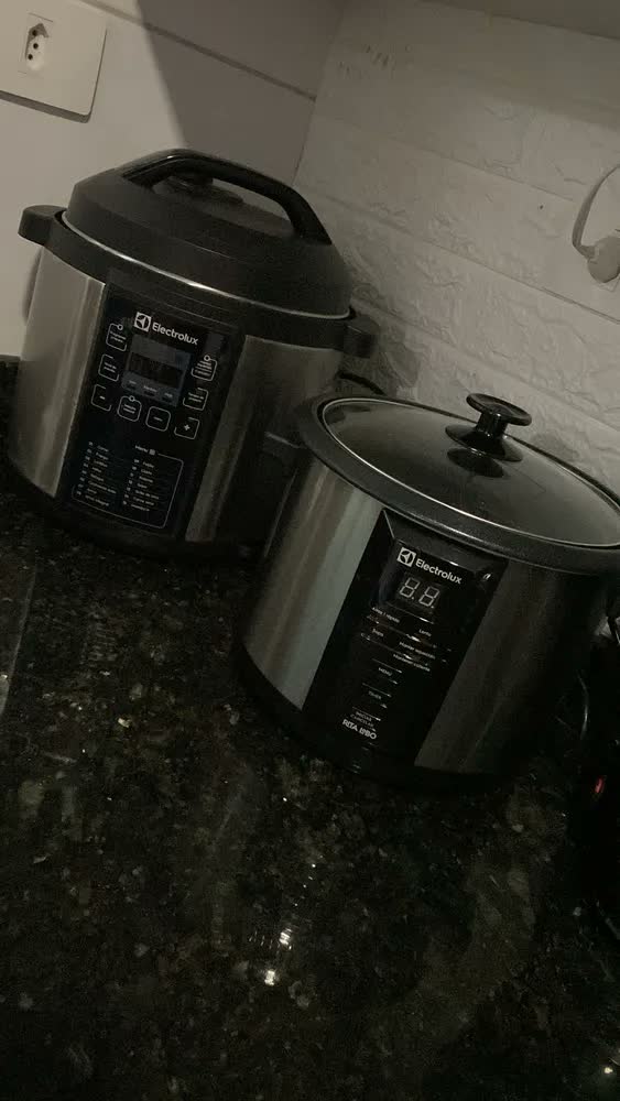 foto de Panela Elétrica Electrolux Vapor Arroz 1,8L 10 xícaras Capacidade 4 funções pré-programadas Timer Panela Removível Antiaderente Tampa Vidro ECC20 inox