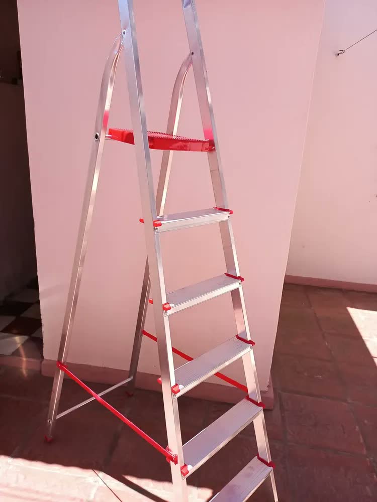 foto de Escada de alumínio tesoura 6 Degraus Domestica Botafogo Lar & Lazer ESC0065
