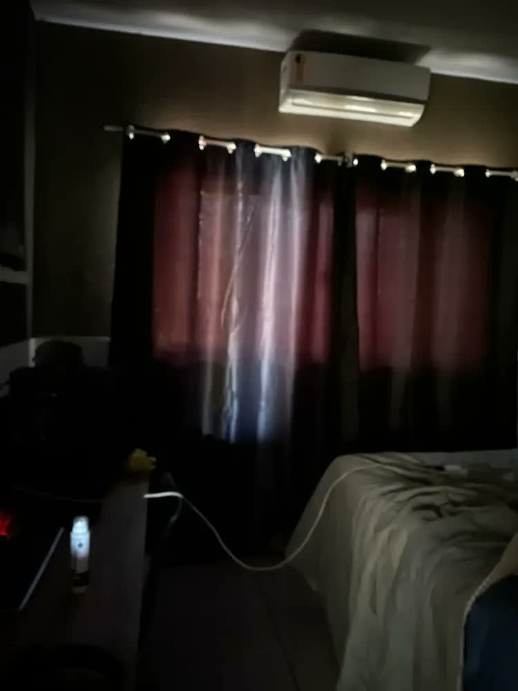 foto de Cortina Blackout 3x2,5m Tecido Liso Corta Luz Ilhos