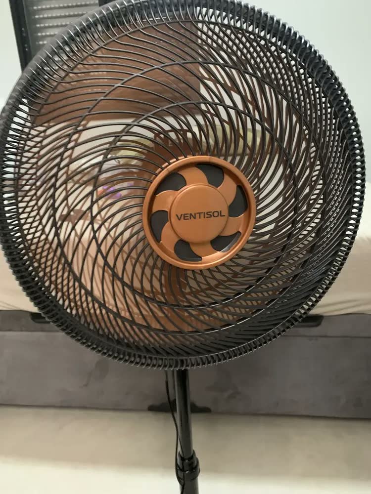 foto de Ventisol Ventilador de Coluna Turbo 6 Pás 50cm cor Preto