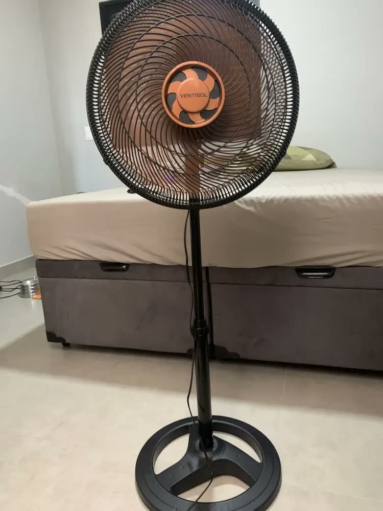 foto de Ventisol Ventilador de Coluna Turbo 6 Pás 50cm cor Preto