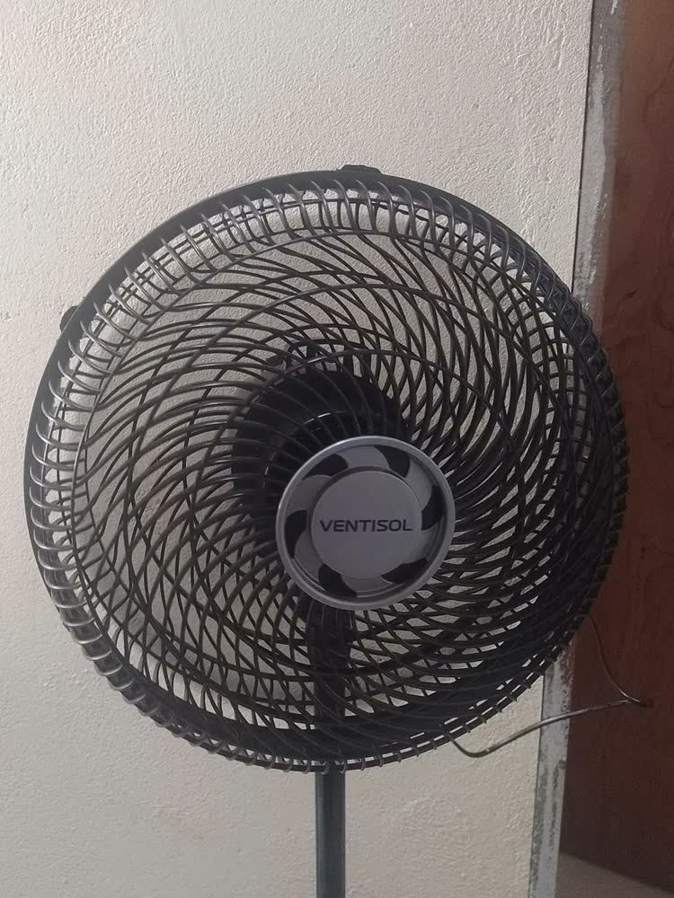 foto de Ventisol Ventilador de Coluna Turbo 6 Pás 50cm cor Preto