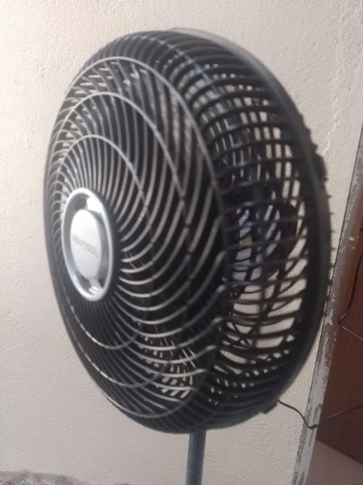 foto de Ventisol Ventilador de Coluna Turbo 6 Pás 50cm cor Preto