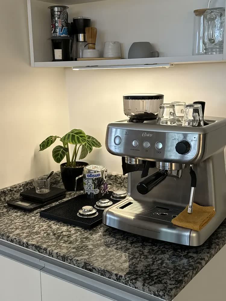 foto de Cafeteira Espresso Oster Xpert Perfect Brew Cor Aço inoxidável