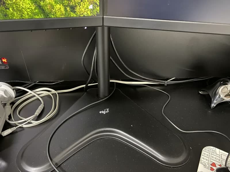 foto de Suporte Duplo ELG T1224n De Mesa Para Monitor 17 Até 32 Cor Preto