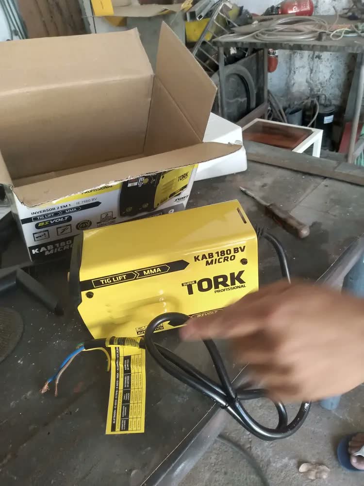 foto de Maquina De Solda Inversora Kab 180 Micro Mma Tig Tork Cor Amarelo Frequência 50/60 Hz