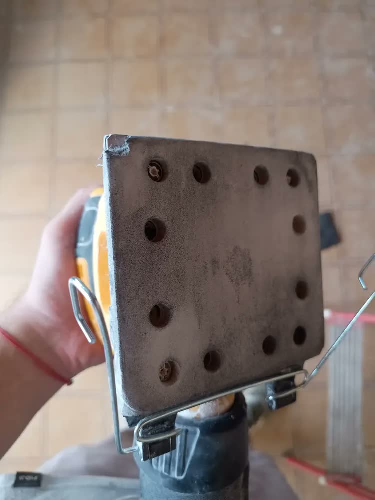 foto de Lixadeira profissional orbital DeWalt DWE6411 amarela 50Hz 230W