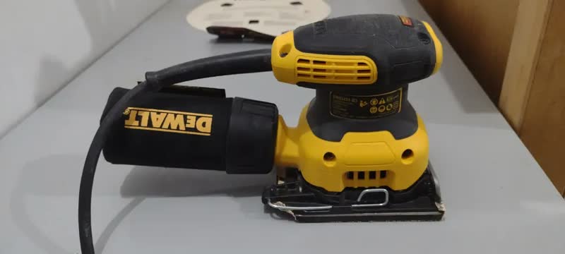 foto de Lixadeira profissional orbital DeWalt DWE6411 amarela 50Hz 230W