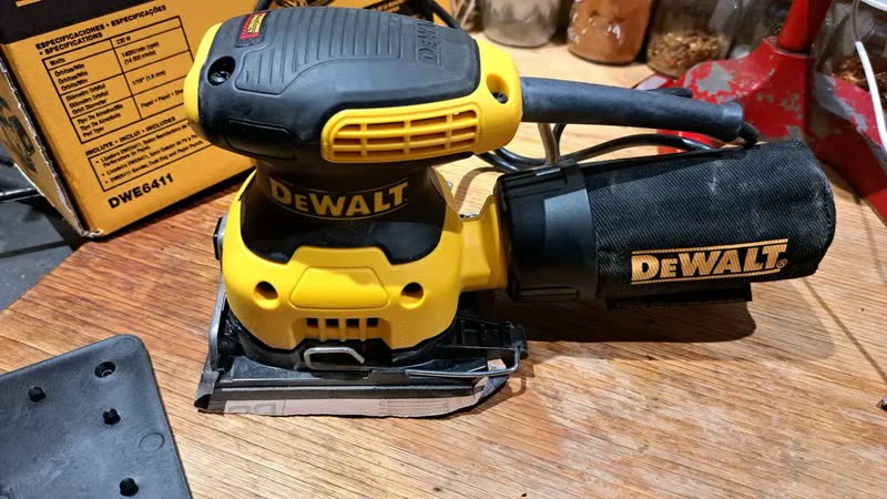 foto de Lixadeira profissional orbital DeWalt DWE6411 amarela 50Hz 230W