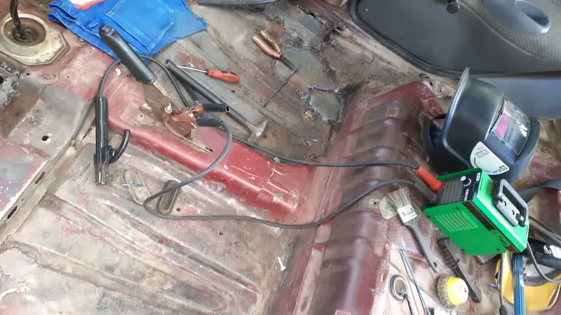 foto de Máquina de Solda Inversora MMA Trato TIN130 130A 220V Tecnologia IGBT Leve e Eficiente