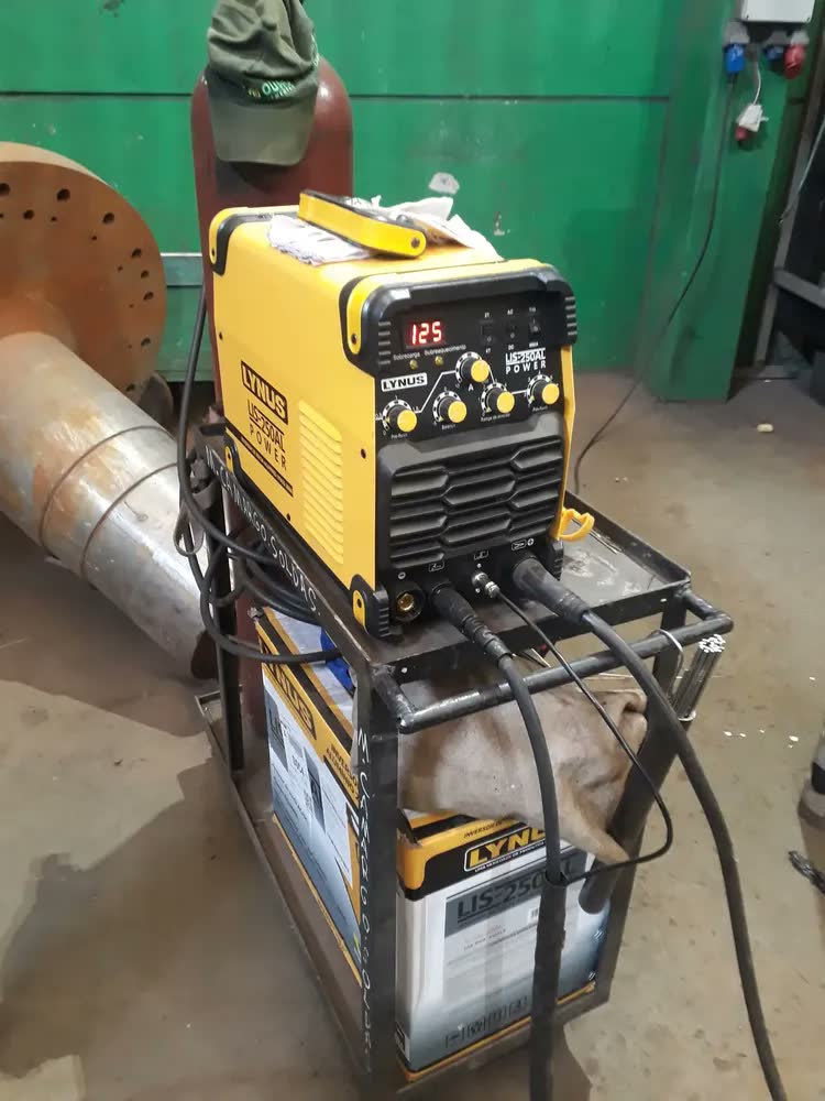 foto de Máquina de solda inverter Lynus LIS-250AL Power amarela e preta 50Hz/60Hz