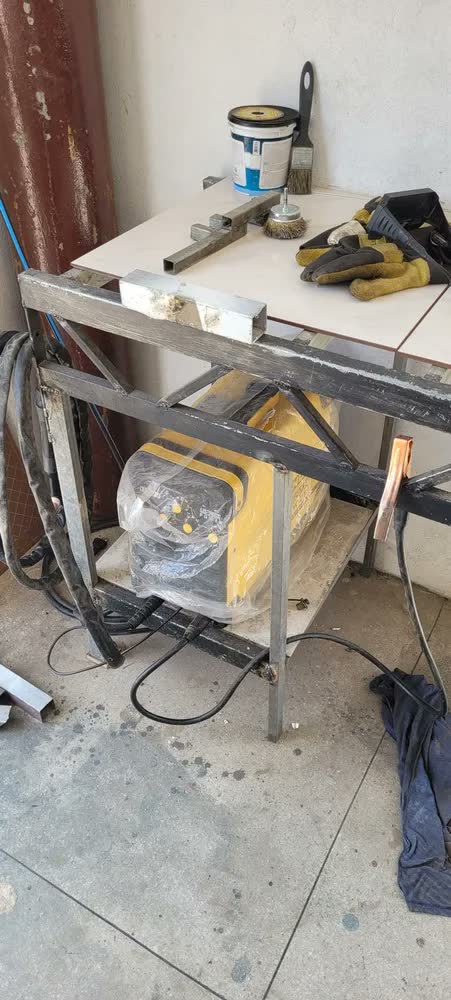 foto de Máquina de solda inverter Lynus LIS-250AL Power amarela e preta 50Hz/60Hz