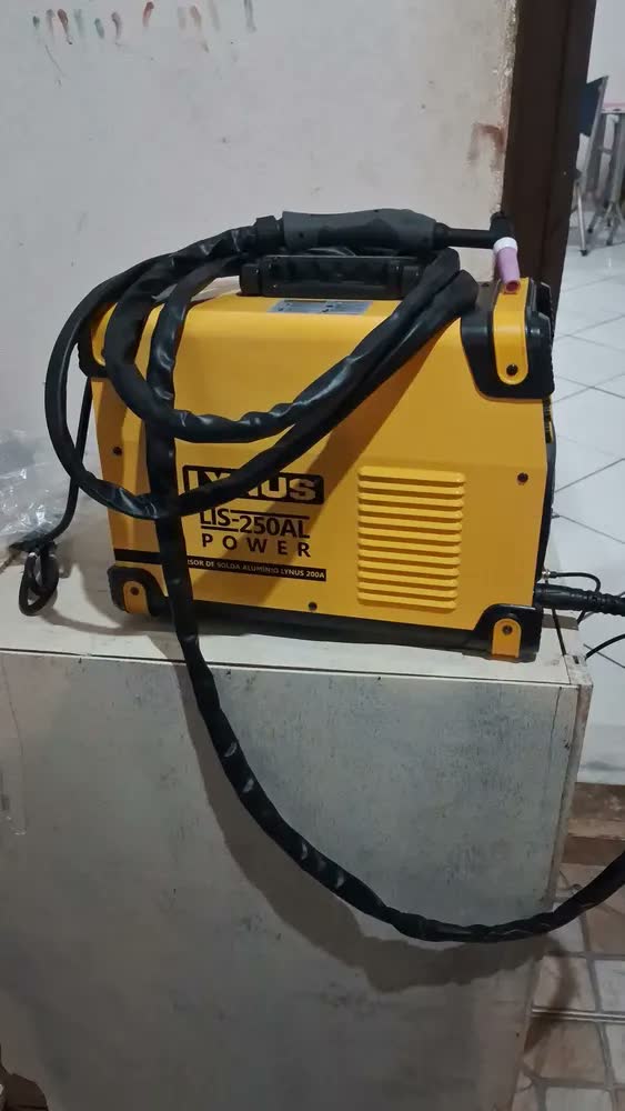 foto de Máquina de solda inverter Lynus LIS-250AL Power amarela e preta 50Hz/60Hz
