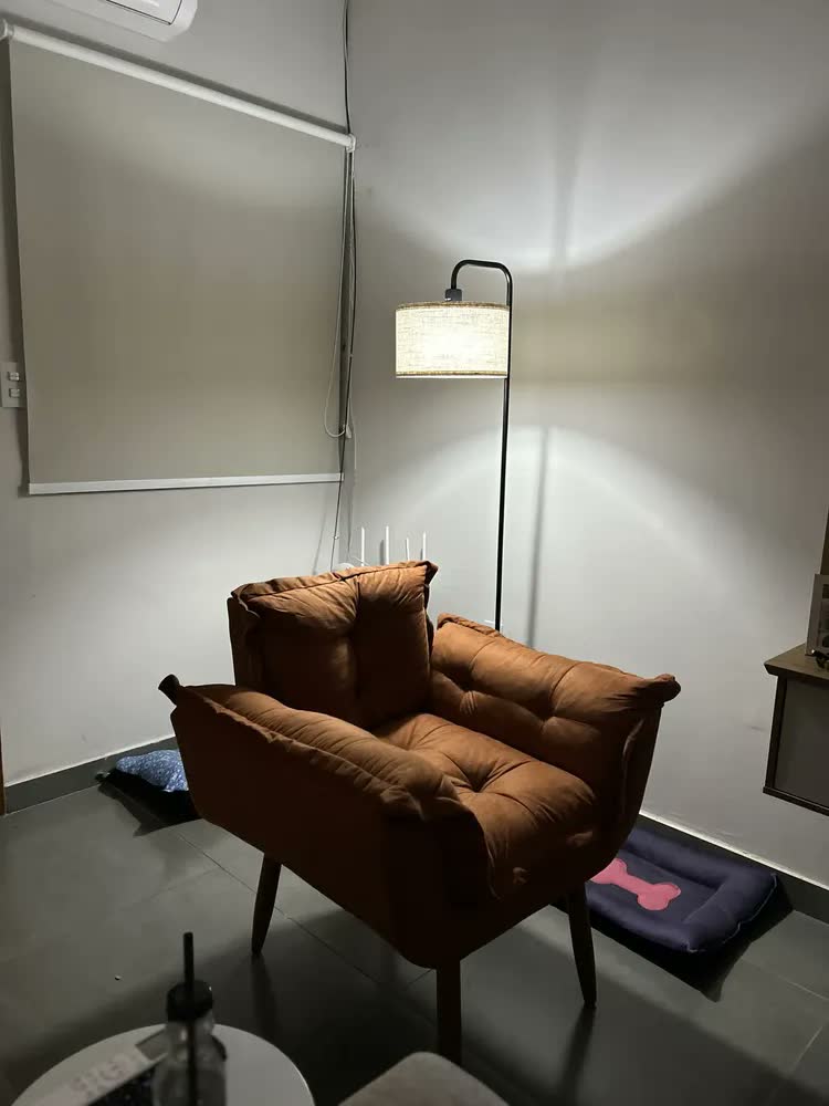 foto de Poltrona De Amamentação Alice Confortável Sala Tecido Suede