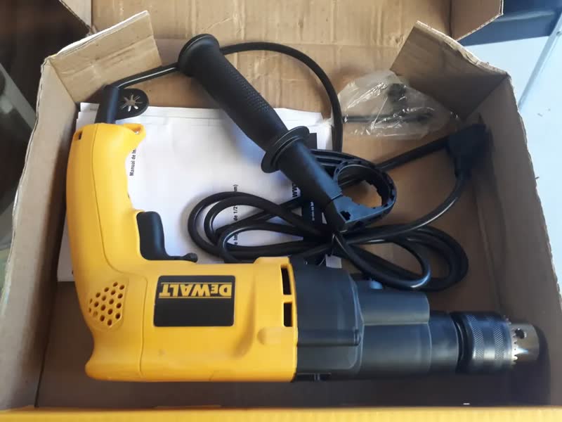 foto de Furadeira de Impacto 13mm Dewalt Modelo DW505 Furadeira Elétrica Profissional Potência de 800W Amarelo
