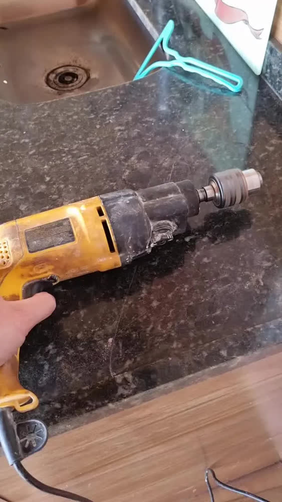 foto de Furadeira de Impacto 13mm Dewalt Modelo DW505 Furadeira Elétrica Profissional Potência de 800W Amarelo