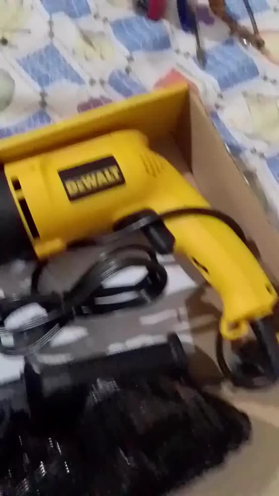 foto de Furadeira de Impacto 13mm Dewalt Modelo DW505 Furadeira Elétrica Profissional Potência de 800W Amarelo
