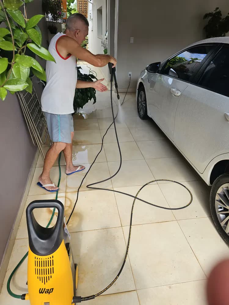 foto de Lavadora Alta Pressão Wap Premium 2600 Potência de 1900w 2400psi Indução Amarela e Preta