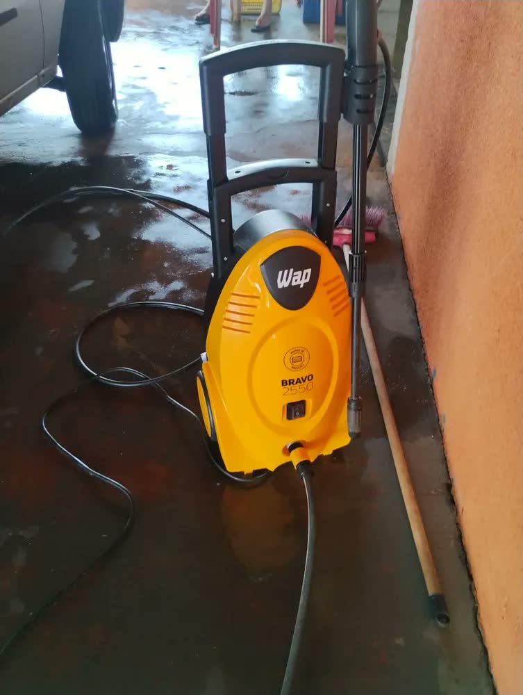 foto de Lavadora de Alta Pressão WAP Bravo 2550 1700W Motor de Indução Amarela e Preta