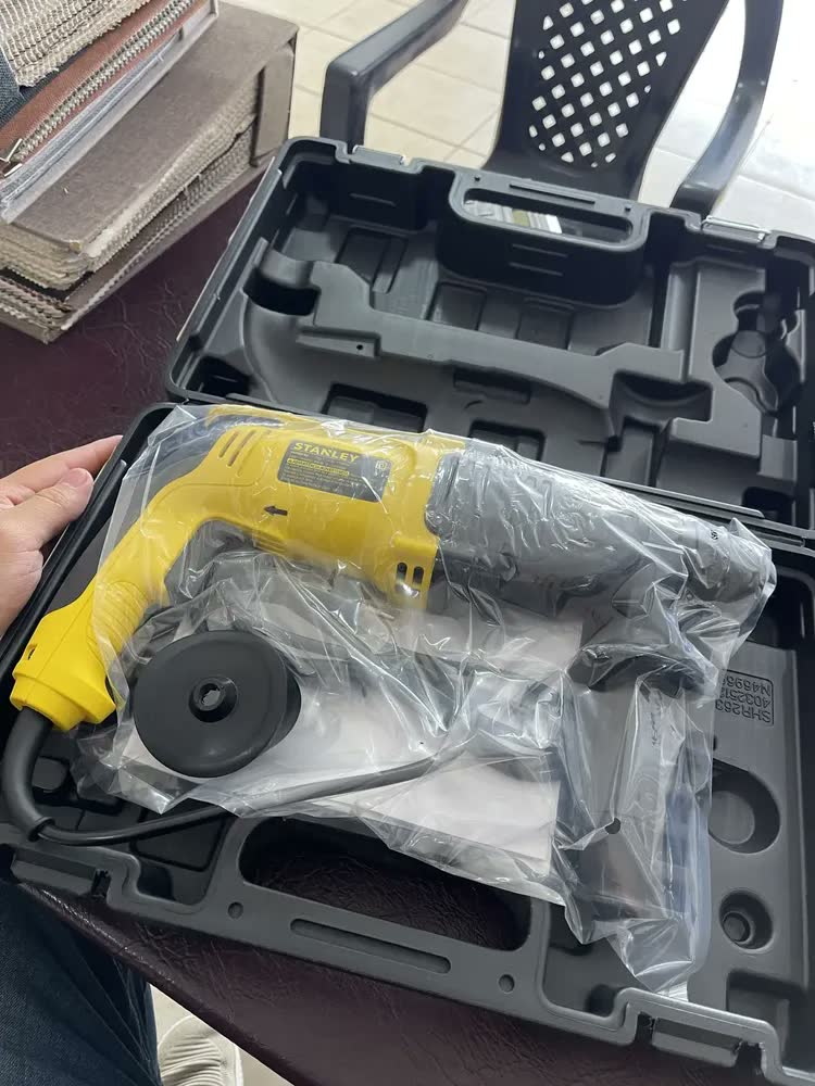 foto de Martelete Perfurador Rompedor 22mm 20V STANLEY SHR263K Com 3 Modos de Operação