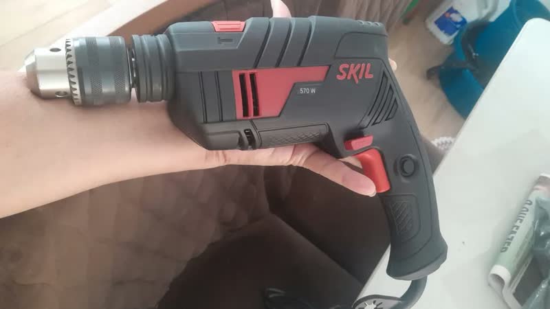 foto de Furadeira De Impacto Parafusadeira Elétrica De 13mm Skil 6555 570W Com Caixa De Papelão