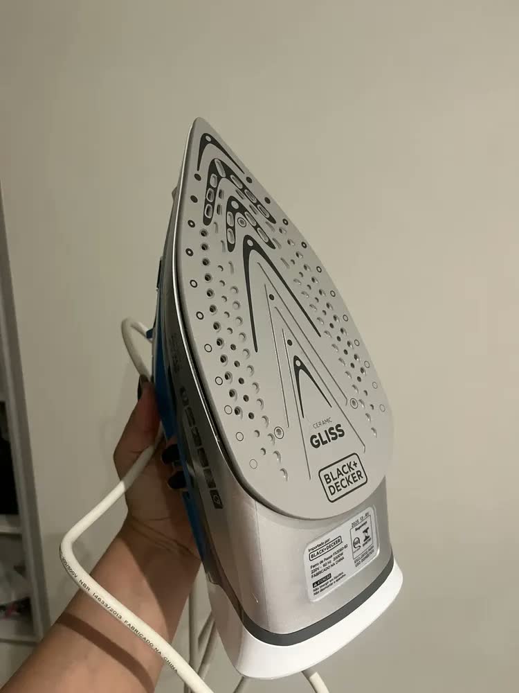 foto de Ferro de Passar Roupa Black+Decker FX3060 Base Antiaderente