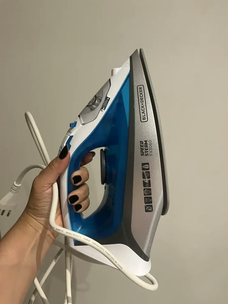 foto de Ferro de Passar Roupa Black+Decker FX3060 Base Antiaderente