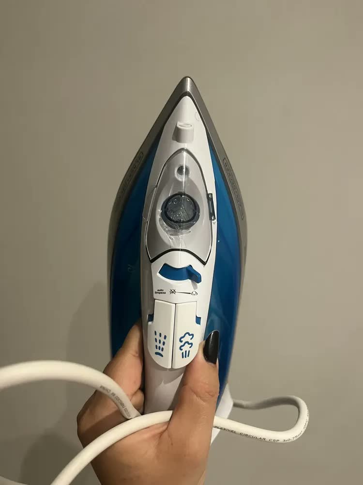 foto de Ferro de Passar Roupa Black+Decker FX3060 Base Antiaderente