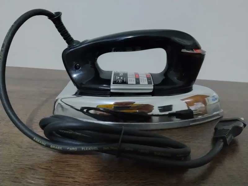 foto de Ferro a vapor Black+decker cor preto prateado Vfa1110tm2