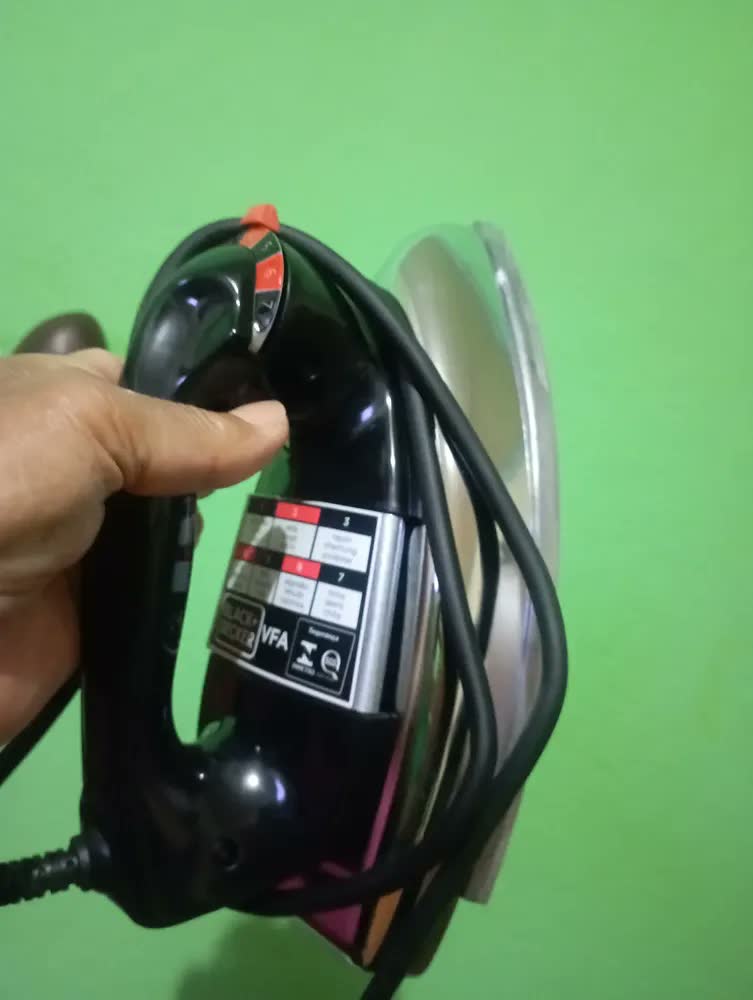 foto de Ferro a vapor Black+decker cor preto prateado Vfa1110tm2
