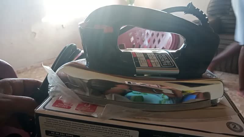 foto de Ferro a vapor Black+decker cor preto prateado Vfa1110tm2