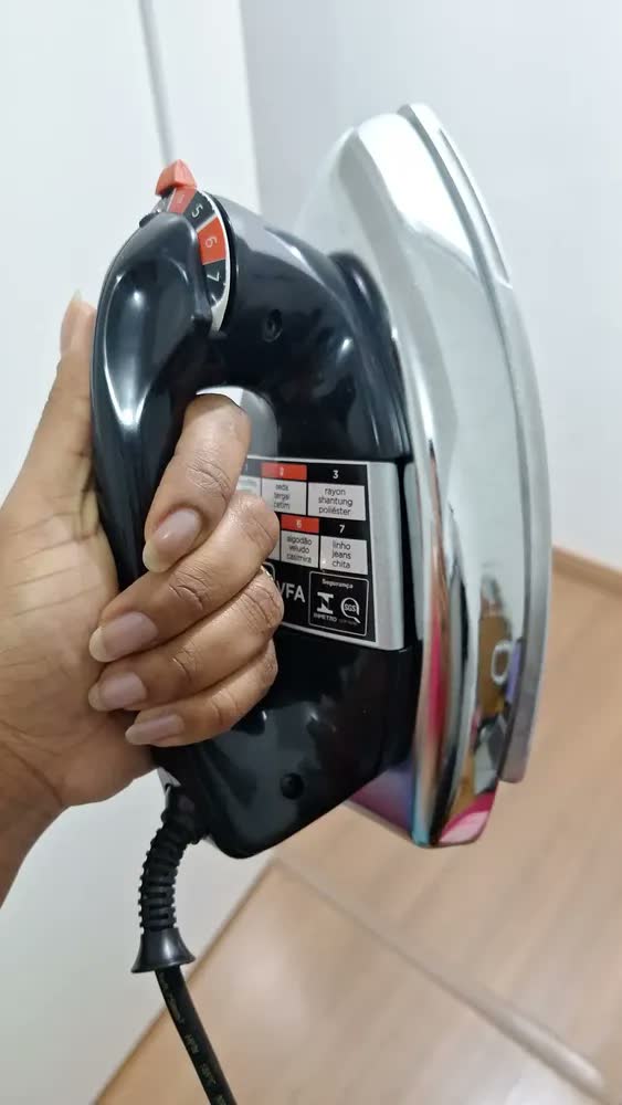 foto de Ferro a vapor Black+decker cor preto prateado Vfa1110tm2