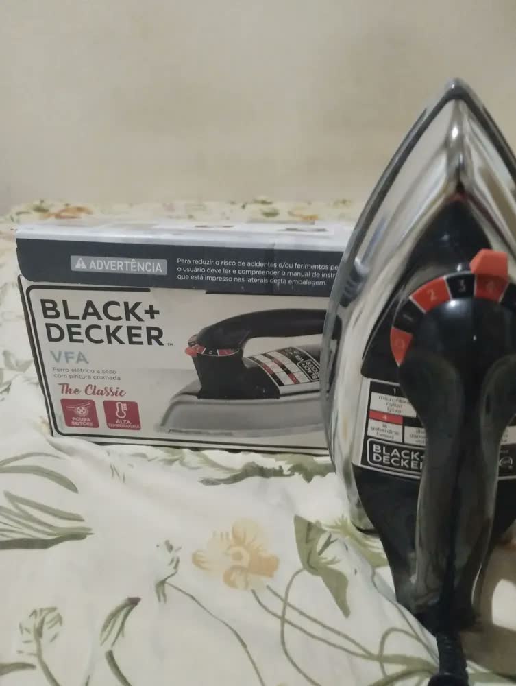 foto de Ferro de Passar Roupa a Seco Black+Decker VFA1110XM6 Base de Alumínio 127V