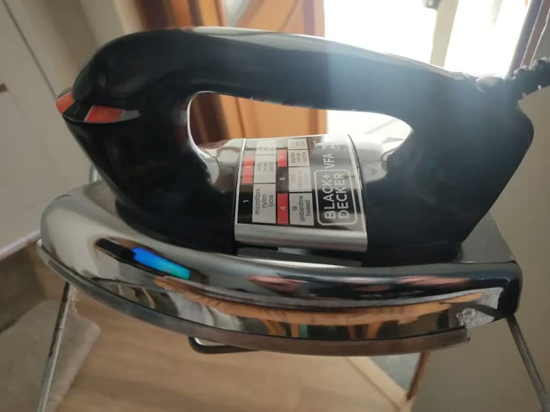 foto de Ferro de Passar Roupa a Seco Black+Decker VFA1110XM6 Base de Alumínio 127V