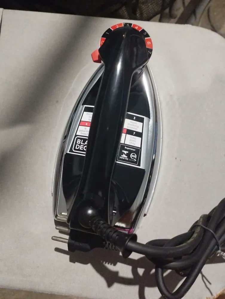 foto de Ferro de Passar Roupa a Seco Black+Decker VFA1110XM6 Base de Alumínio 127V