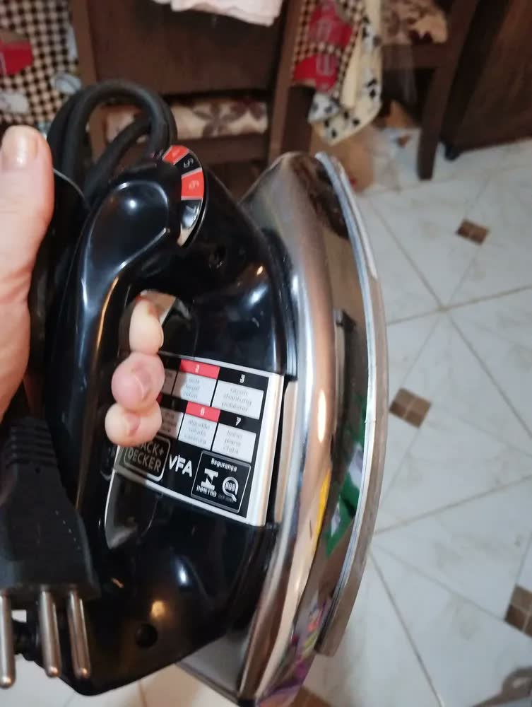 foto de Ferro de Passar Roupa a Seco Black+Decker VFA1110XM6 Base de Alumínio 127V