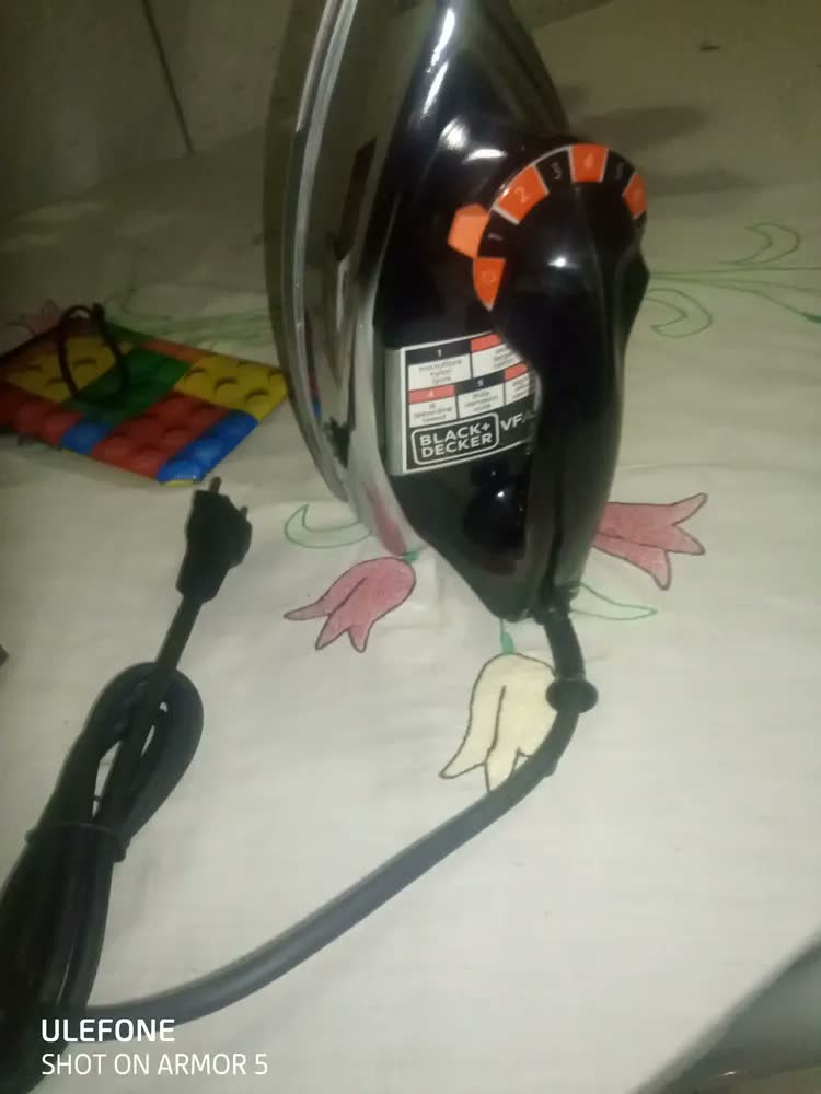 foto de Ferro de Passar Roupa a Seco Black+Decker VFA1110XM6 Base de Alumínio 127V