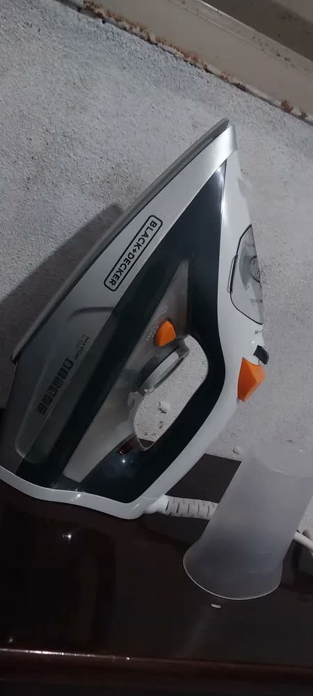 foto de Ferro de passar a vapor Black+Decker FX3100 cor cinza com base antiaderente