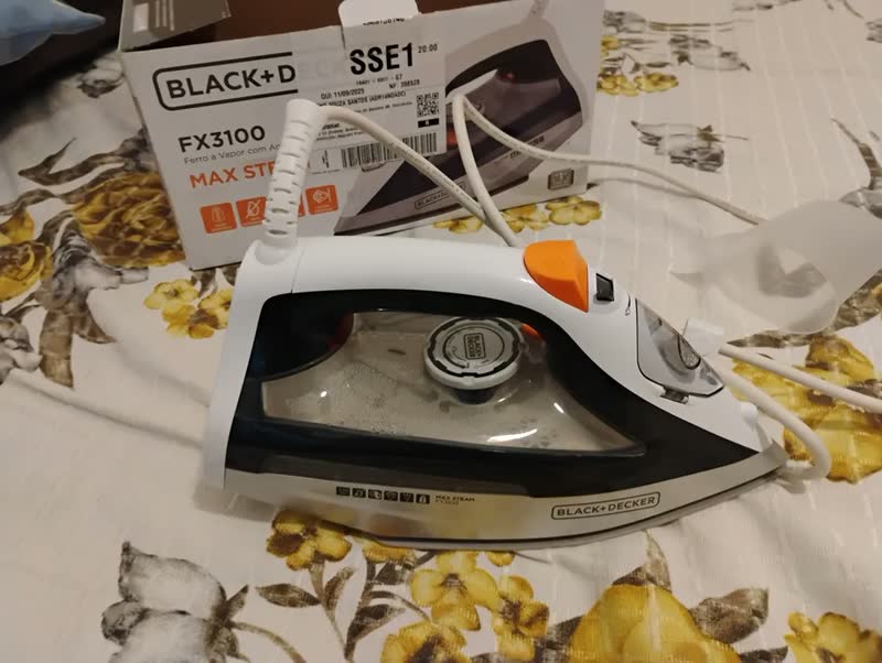 foto de Ferro de passar a vapor Black+Decker FX3100 cor cinza com base antiaderente