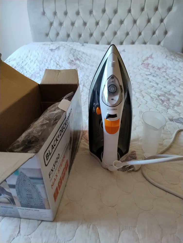 foto de Ferro de passar a vapor Black+Decker FX3100 cor cinza com base antiaderente