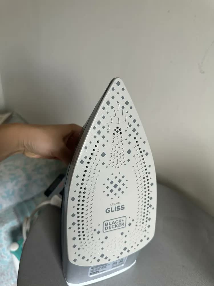 foto de Ferro de passar a vapor Black+Decker FX3100 cor cinza com base antiaderente