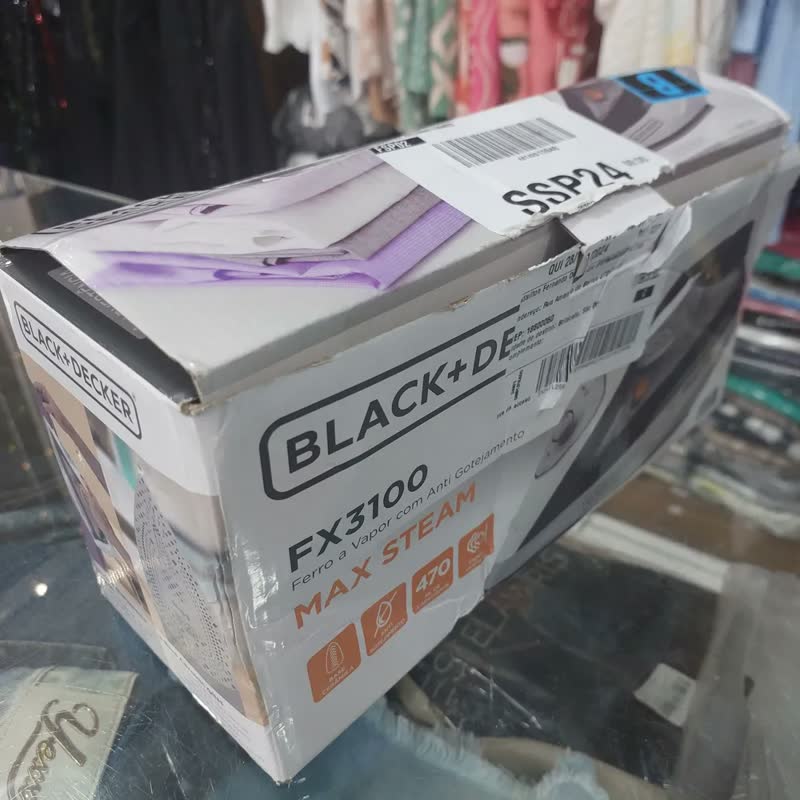 foto de Ferro de passar a vapor Black+Decker FX3100 cor cinza com base antiaderente
