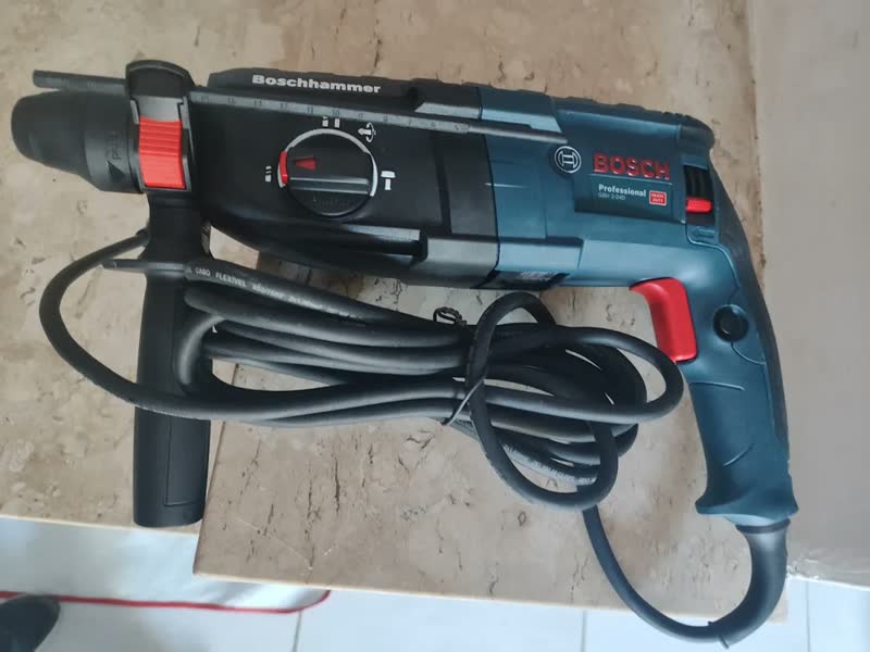 foto de Martelete eletropneumático Bosch Professional GBH 2-24 azul com 820W de potência